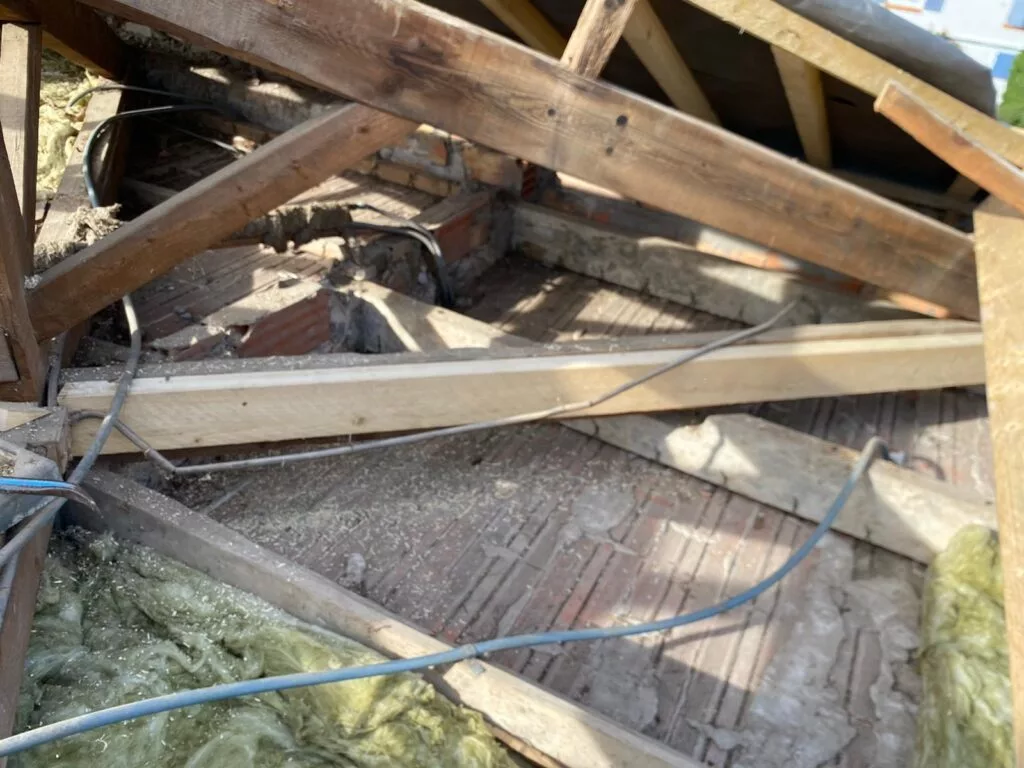 Rénovation d’une charpente ancienne par un charpentier de la Riviera
