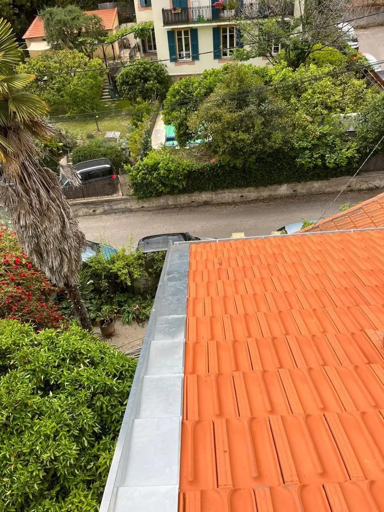 Couvreur au travail sur une toiture en tuiles à Montreux