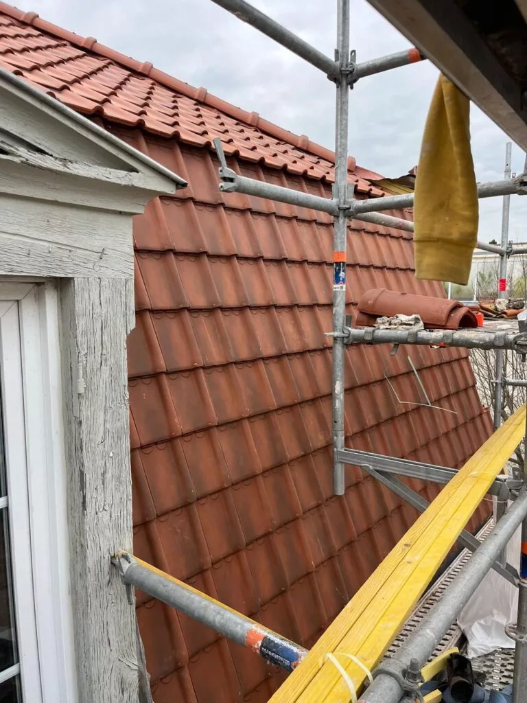 Lucarne et raccord de toiture sur une villa de La Tour-de-Peilz