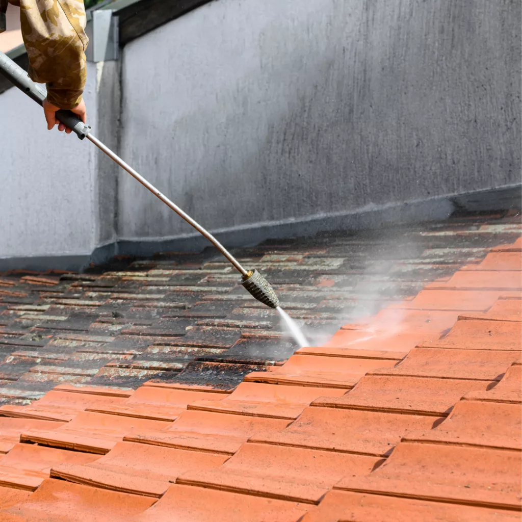 Toiture nettoyée et traitée après démoussage sur la Riviera vaudoise