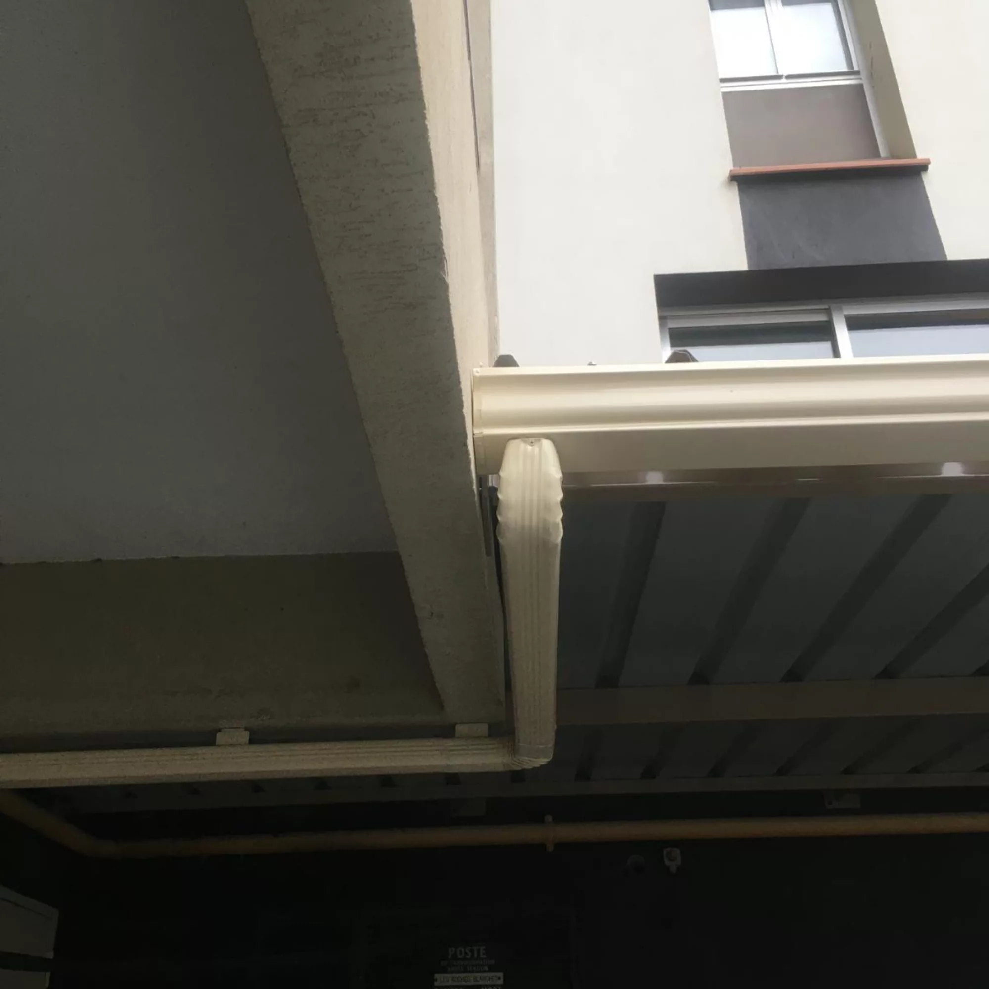 Pose de chéneaux par un ferblantier à Montreux