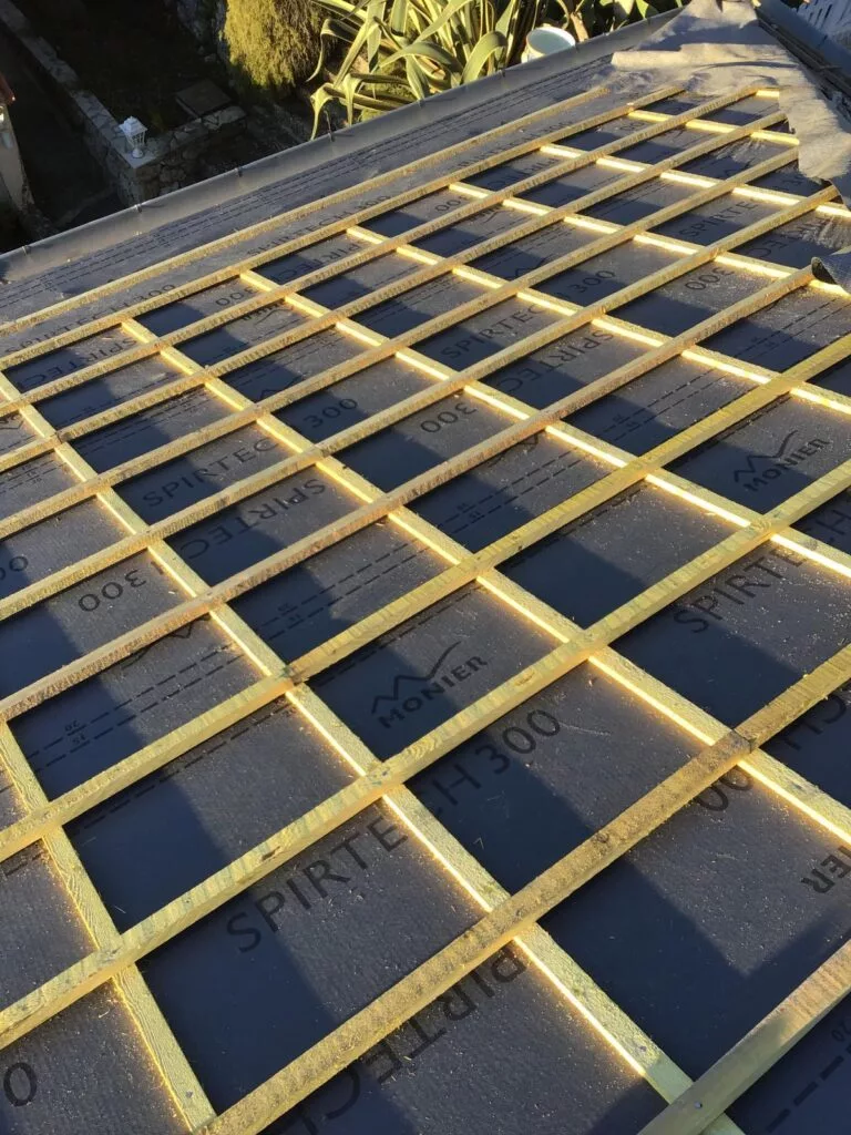 Tuiles déplacées et couverture dégradée vue depuis le sol