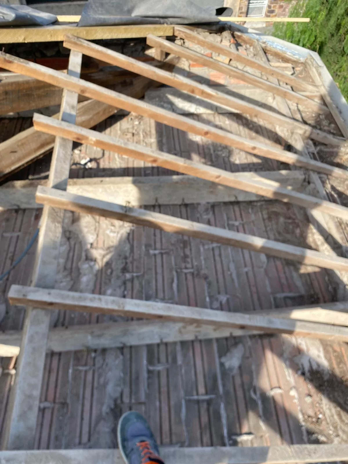Charpentier travaillant sur une charpente en bois à Montreux