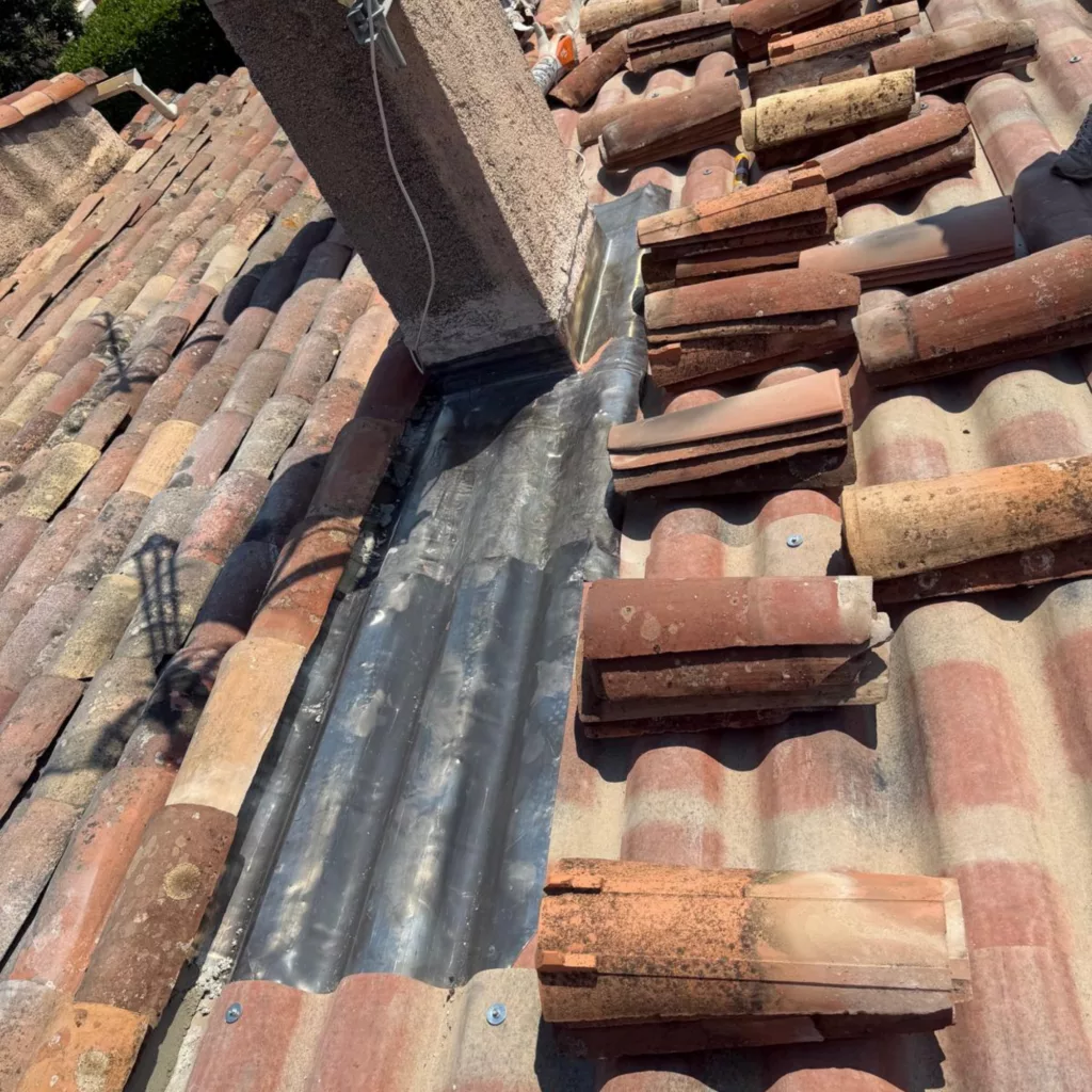 Chantier de couverture avec échafaudage