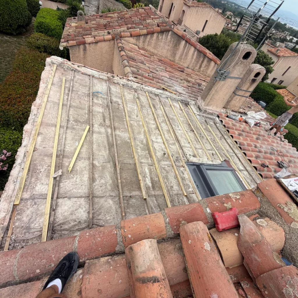 Pose de fenêtres de toit et finitions de couverture
