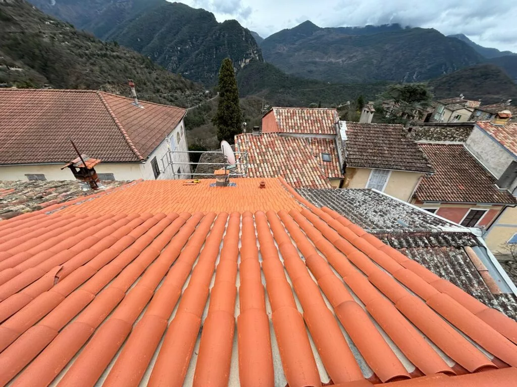 Toiture neuve en tuiles après réfection complète sur la Riviera vaudoise