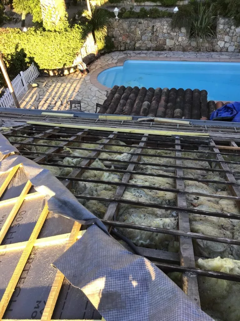 Recherche de l’origine d’une infiltration sur une toiture abîmée