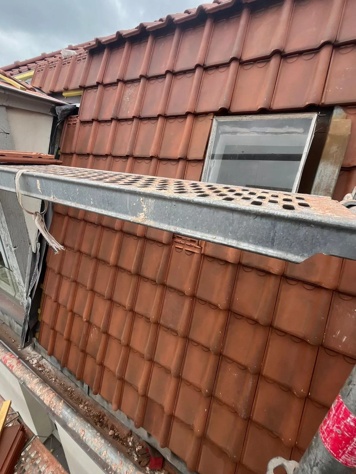 Traces d’humidité sous une toiture, condensation ou infiltration